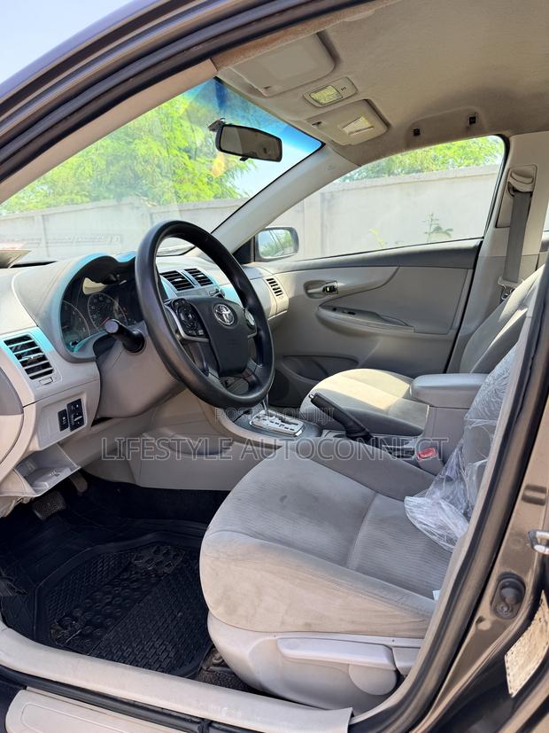 Toyota Corolla Base 4dr Sedan (1.8L 4cyl 5M) 2010 Gray