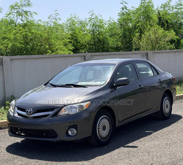Toyota Corolla Base 4dr Sedan (1.8L 4cyl 5M) 2010 Gray
