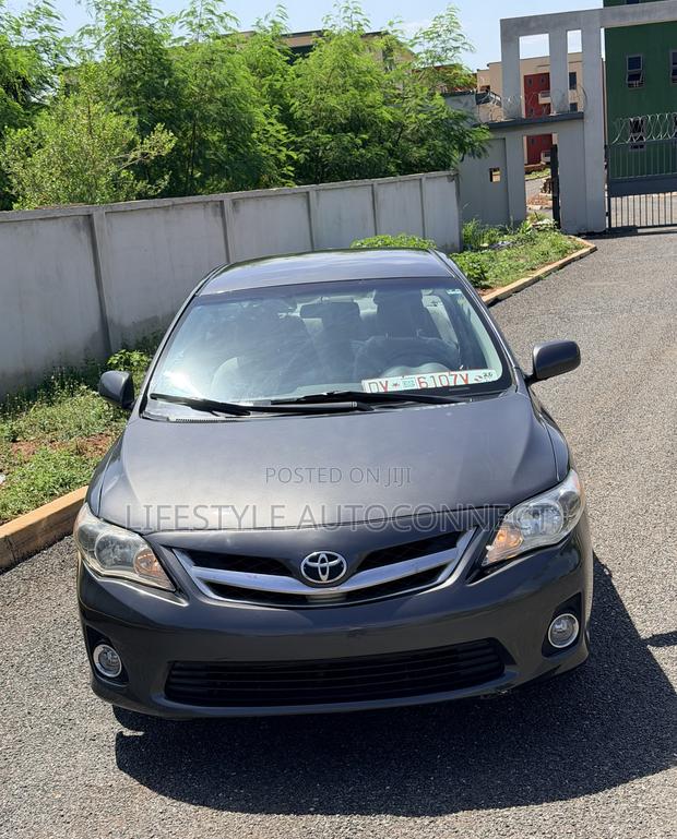 Toyota Corolla Base 4dr Sedan (1.8L 4cyl 5M) 2010 Gray