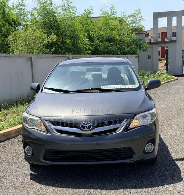 Toyota Corolla Base 4dr Sedan (1.8L 4cyl 5M) 2010 Gray