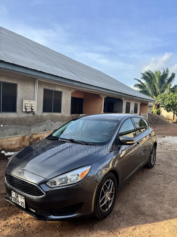 Ford Focus SE 4dr Hatchback (2.0L 4cyl 5M) 2015 Black
