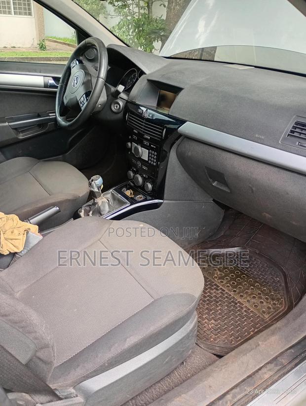 Opel Astra 2010 Gray
