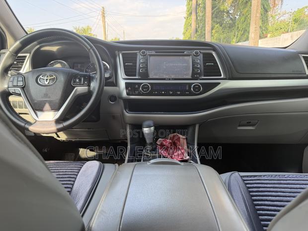 Toyota Highlander XLE 4x2 V6 (3.5L 6cyl 8A) 2017 White