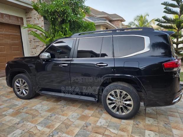 Toyota Land Cruiser LC300 2025 Black