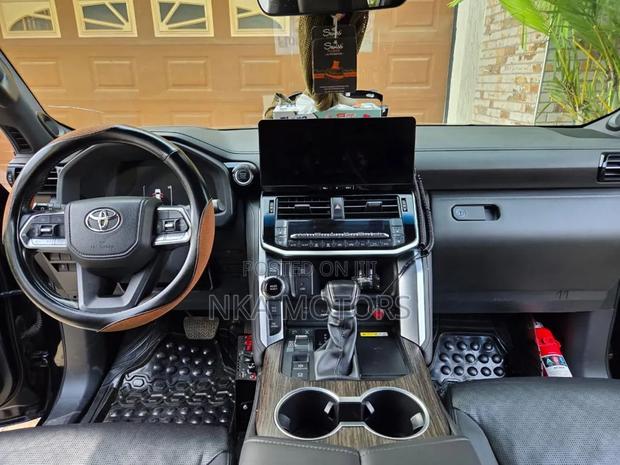 Toyota Land Cruiser LC300 2025 Black