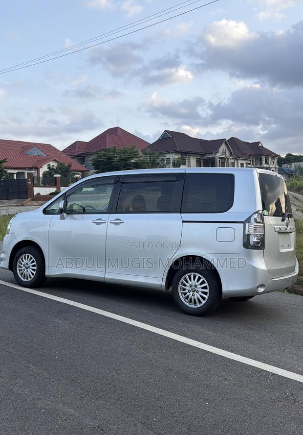 Toyota Voxy 2009 Silver