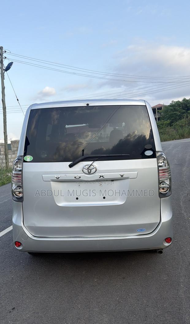 Toyota Voxy 2009 Silver