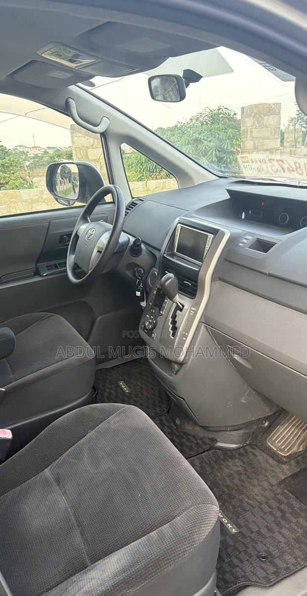 Toyota Voxy 2009 Silver
