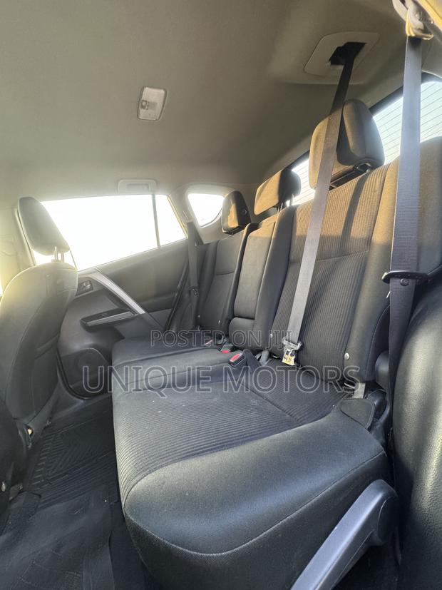 Toyota RAV4 LE AWD (2.5L 4cyl 6A) 2017 White