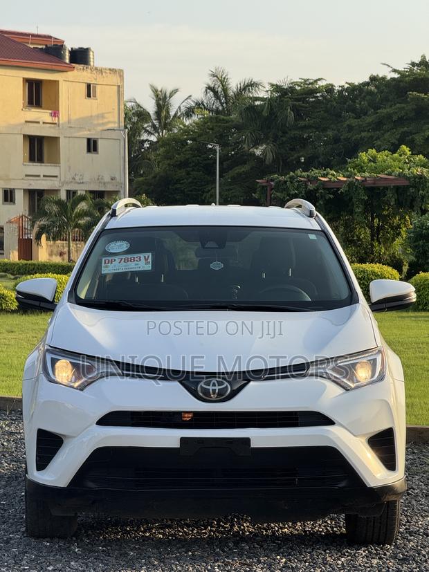 Toyota RAV4 LE AWD (2.5L 4cyl 6A) 2017 White