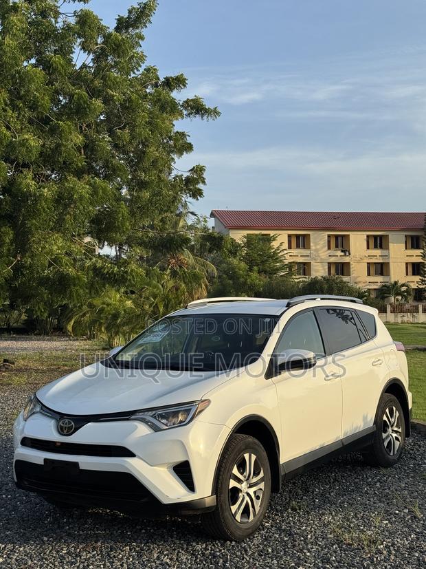 Toyota RAV4 LE AWD (2.5L 4cyl 6A) 2017 White