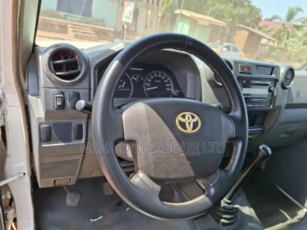 Toyota Land Cruiser 4.0 V6 STD 2011 White
