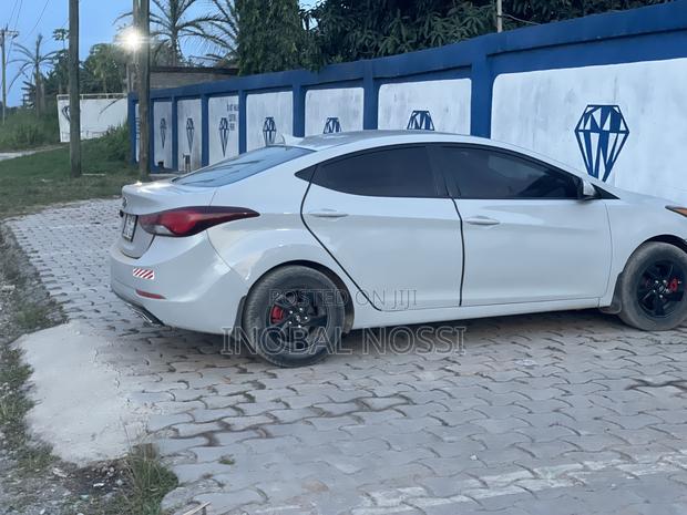Hyundai Elantra SE 4dr Sedan (1.8L 4cyl 6A) 2014