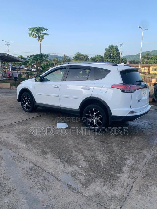 Toyota RAV4 XLE 4dr SUV (2.5L 4cyl 6A) 2018 White