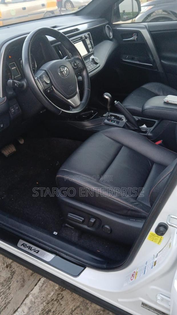Toyota RAV4 XLE 4dr SUV (2.5L 4cyl 6A) 2018 White