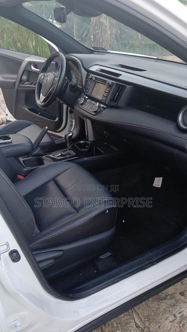 Toyota RAV4 XLE 4dr SUV (2.5L 4cyl 6A) 2018 White