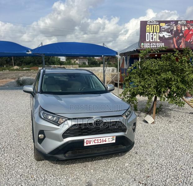 Toyota RAV4 XLE Premium FWD 2019 Silver