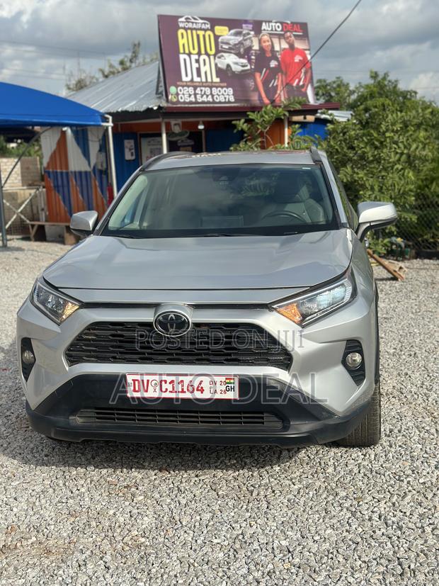 Toyota RAV4 XLE Premium FWD 2019 Silver