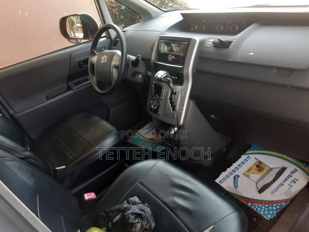Toyota Voxy 2009 Beige