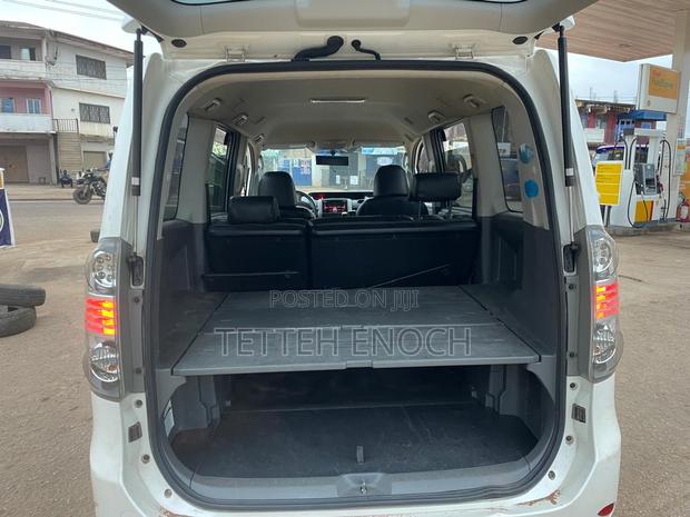 Toyota Voxy 2009 Beige