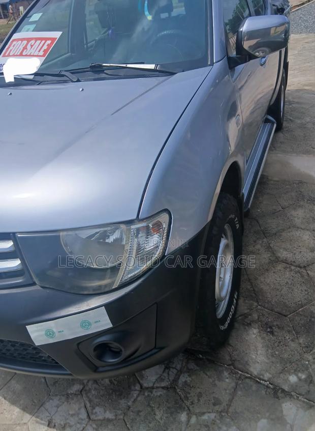 Mitsubishi L200 2012 Gray