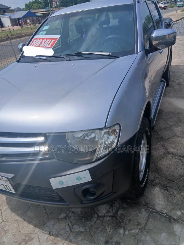 Mitsubishi L200 2012 Gray