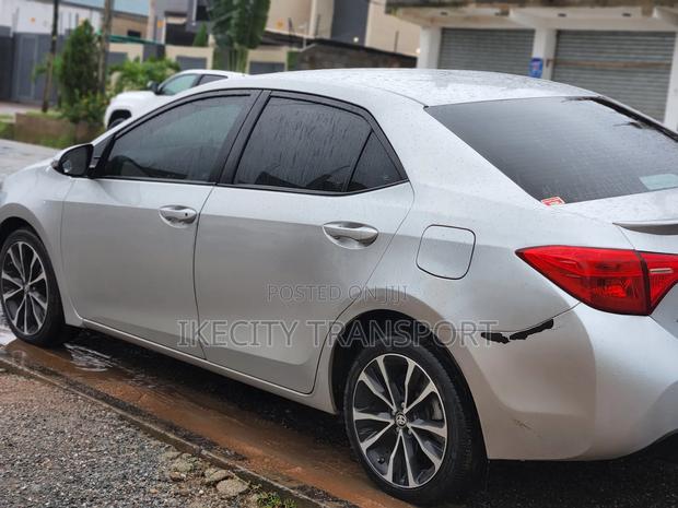Toyota Corolla SE (1.8L 4cyl 6M) 2019 Silver
