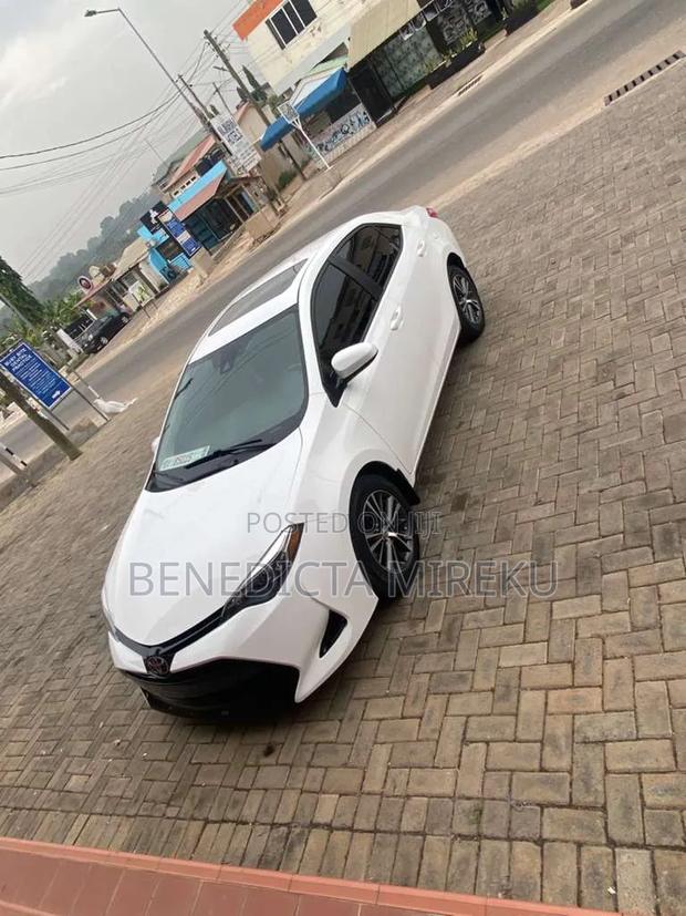 Toyota Corolla XLE (1.8L 4cyl 2A) 2018 White