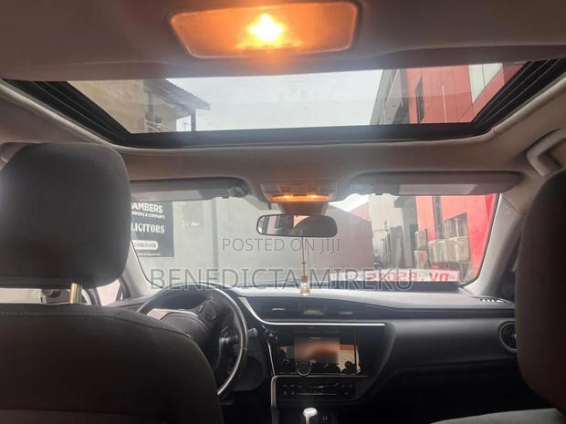 Toyota Corolla XLE (1.8L 4cyl 2A) 2018 White