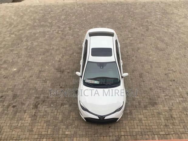 Toyota Corolla XLE (1.8L 4cyl 2A) 2018 White