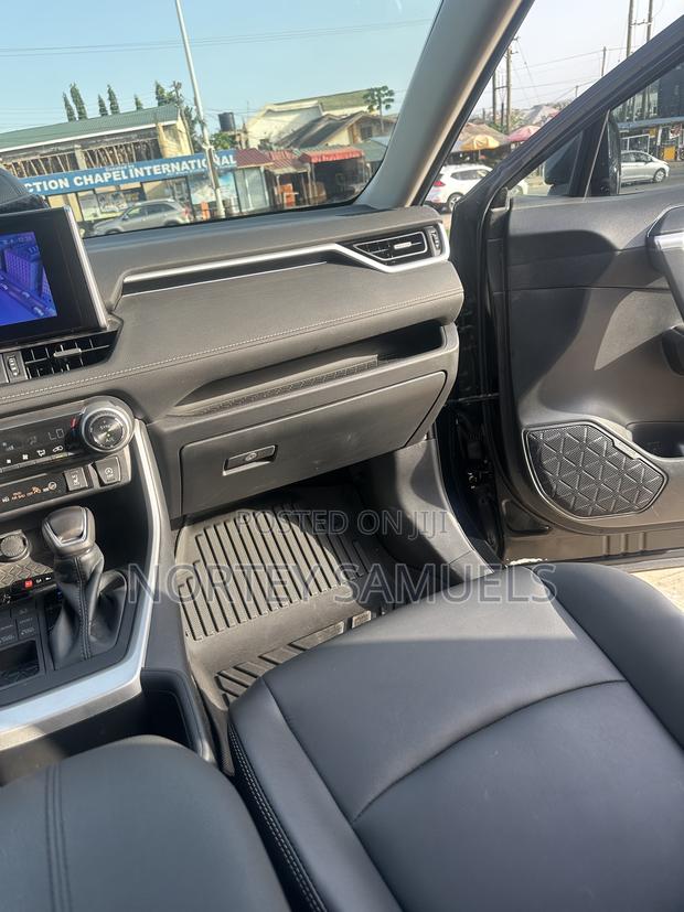 Toyota RAV4 XLE Premium 2025 Black