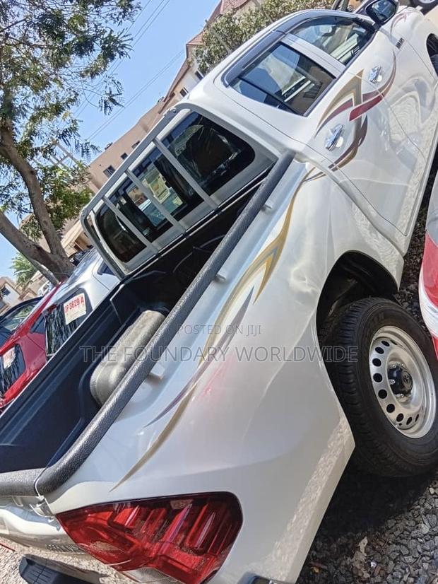 Toyota Hilux 2025 White