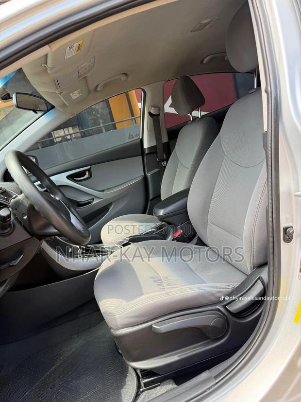 Hyundai Elantra SE Sedan FWD (1.8L 4cyl 6A) 2016 Gray