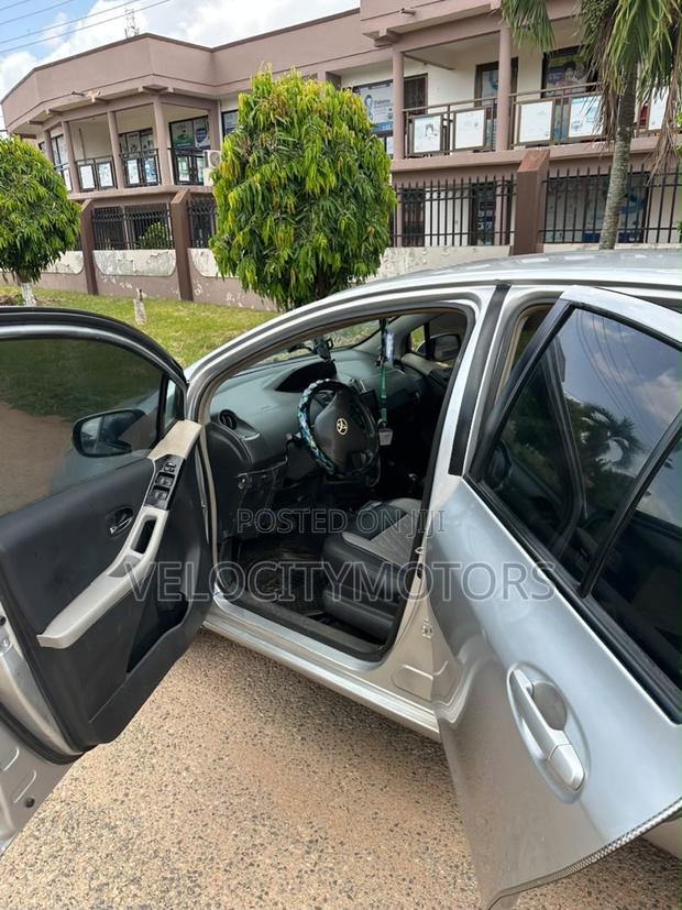 Toyota Vitz 1.3 FWD 5dr 2010 Silver