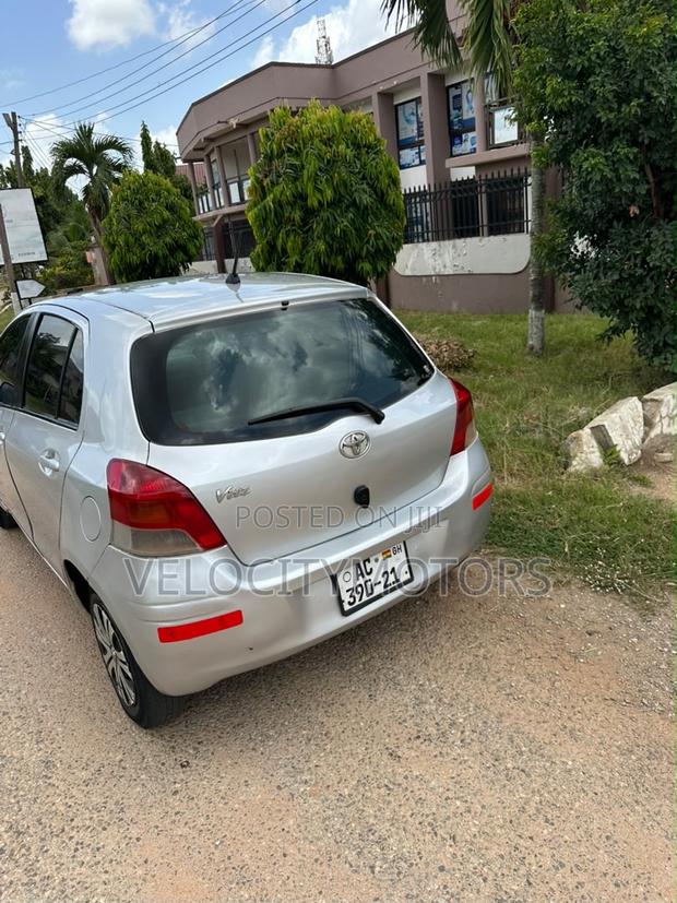 Toyota Vitz 1.3 FWD 5dr 2010 Silver