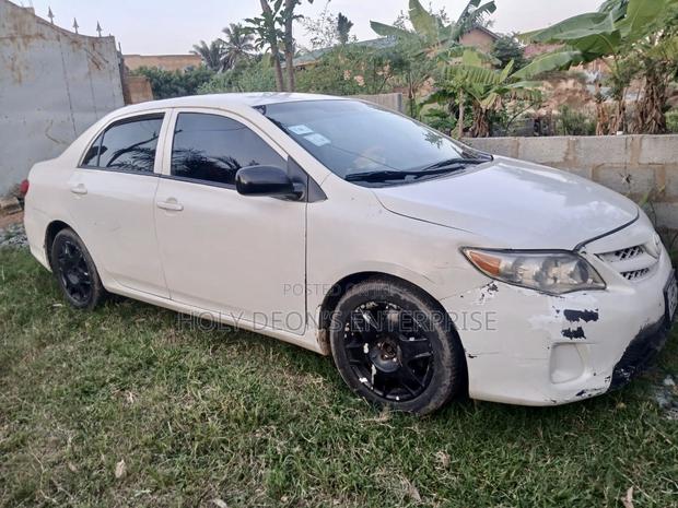 Toyota Corolla LE 4dr Sedan (1.8L 4cyl 4A) 2013 White