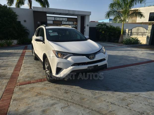 Toyota RAV4 LE AWD (2.5L 4cyl 6A) 2017 White