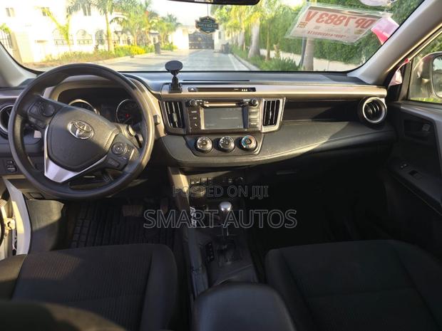 Toyota RAV4 LE AWD (2.5L 4cyl 6A) 2017 White