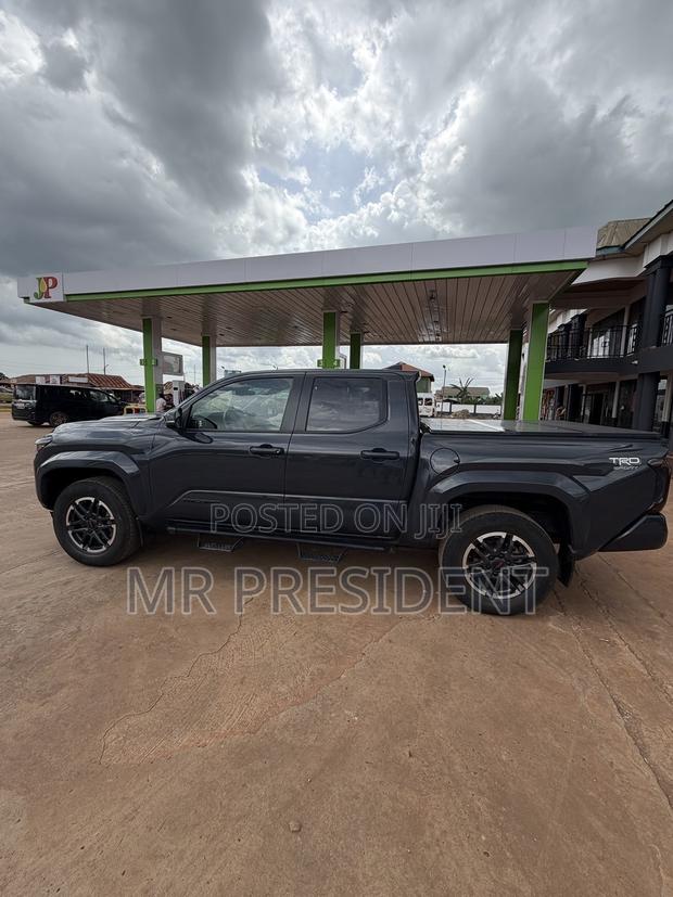 Toyota Tacoma SR5 Access Cab 6' Bed AT 2024 Black