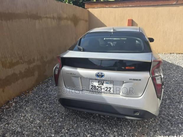 Toyota Prius 4dr Hatchback (1.8L 4cyl gas/electric hybrid CVT) 2016