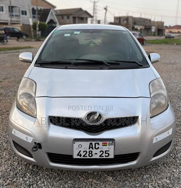 Toyota Vitz 2010 Silver