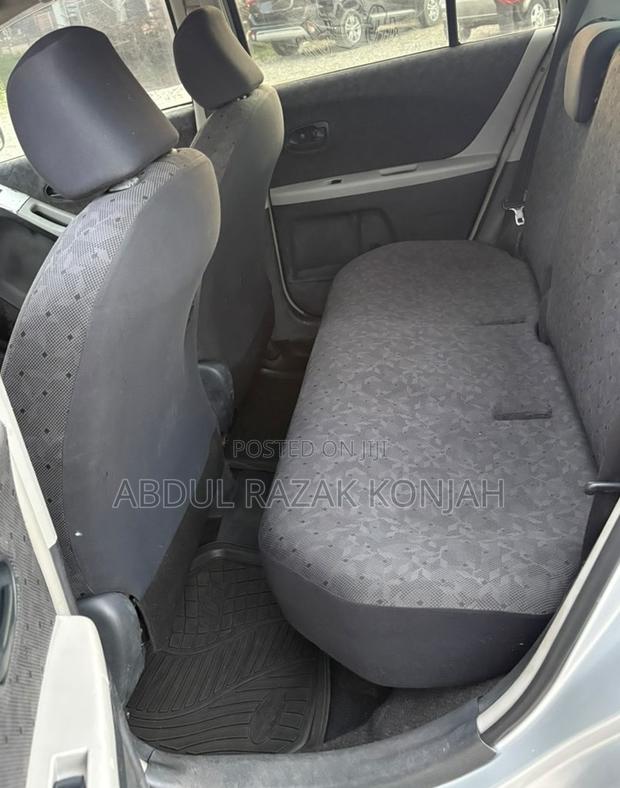 Toyota Vitz 2010 Silver