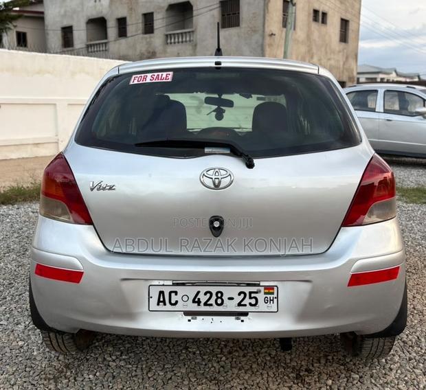 Toyota Vitz 2010 Silver