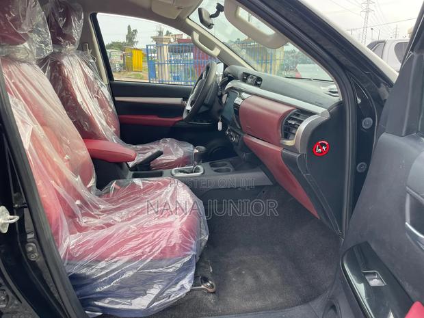 Toyota Hilux 2016 Black