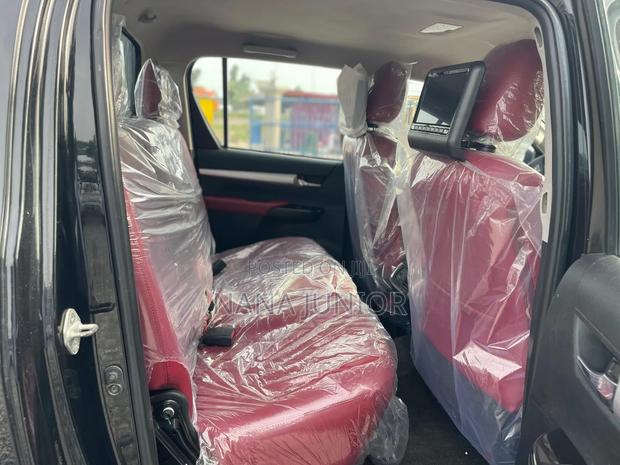 Toyota Hilux 2016 Black