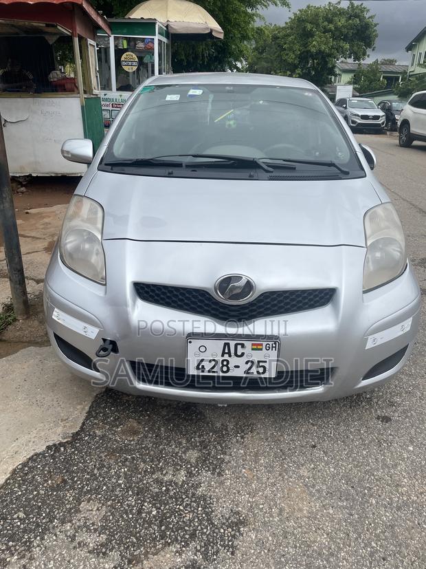 Toyota Vitz 2010 Silver