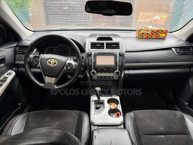 Toyota Camry SE 4dr Sedan (2.5L 4cyl 6A) 2014 White