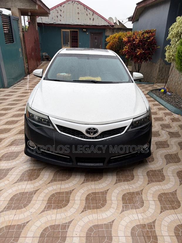 Toyota Camry SE 4dr Sedan (2.5L 4cyl 6A) 2014 White