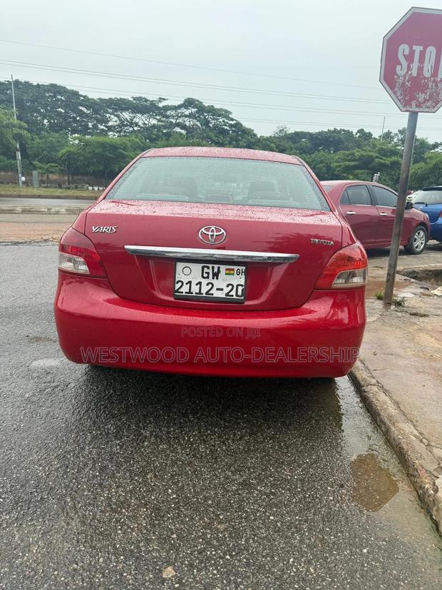 Toyota Yaris Base Hatchback 5dr 2010 Red
