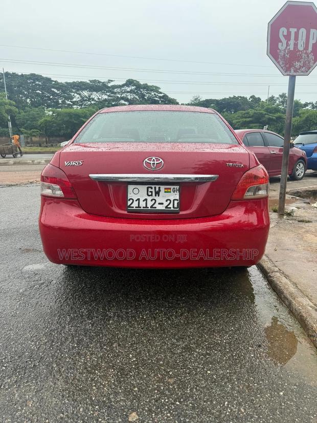 Toyota Yaris Base Hatchback 5dr 2010 Red